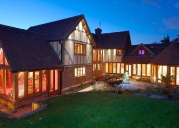 Frame country houses