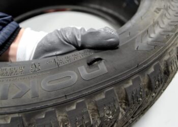 Боковой порез на шине: как устранить проблему и что для этого нужно