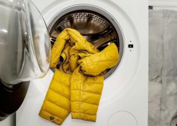 Что делать, если после стирки сбилось наполнение пуховика: полезные советы