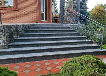 Облицювання ганку гранітом