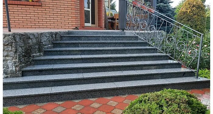 Облицювання ганку гранітом